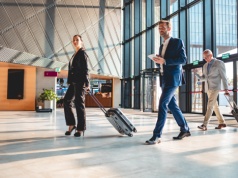 Koniec ery „spotkajmy się na Zoomie”. Biznes wraca do latania