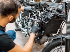 Wiosenny rozruch motocykla. Nie rób tego po kilku miesiącach postoju