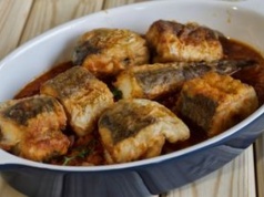 Zapomnij o rybie smażonej w panierce. Pieczona w pomidorach smakuje jak z greckiej tawerny