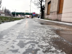 Zima wraca? IMGW ostrzega przed oblodzeniem w wielu regionach. Będą trudne warunki