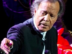 Julio Iglesias domaga się przeprosin i odszkodowania od wicepremierki Hiszpanii po umorzeniu śledztwa