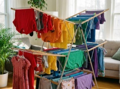 Susz pranie metodą "na tęczę". Szybko pozbędziesz się zapachu "piwnicy" w pokoju
