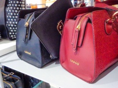 Torebka z lat 90. znów na topie. Błyskawicznie zdobyła status "it-bag"