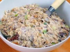 Klasyk PRL podkręcam kilkoma dodatkami. Pasta kanapkowa wychodzi tak pyszna, że nikt nie pyta o wędlinę