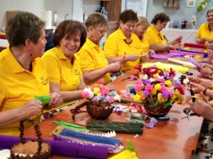 Koło Gospodyń Wiejskich z Lutomi Dolnej tworzy 4-metrową palmę wielkanocną