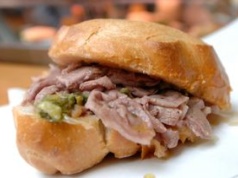 Włosi się zajadają, a turystom cierpnie skóra. Główny składnik tej kanapki budzi duży niesmak