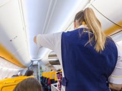 Dziecko poparzone gorącym napojem podczas lotu Ryanaira do Wrocławia. Rodzina z Polski chce 252 tys. zł odszkodowania