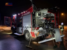 Rozpędzona ciężarówka uderzyła w wóz strażacki