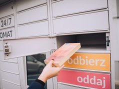Książkomaty zalewają Warszawę. "Coraz więcej bibliotek oferuje takie udogodnienie". Wiemy, gdzie je znajdziesz