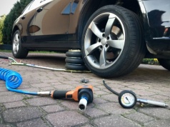 Niemcy przetestowali opony letnie. Niepokojące wyniki coraz popularniejszych w Polsce modeli