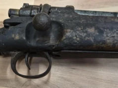 Karabin z I wojny światowej pod podłogą. Został znaleziony podczas remontu