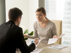 „Anetki i Julki z HR-u” kontra „odklejone primadonny”. O co chodzi w cichej wojnie między rekruterkami a specjalistami IT?