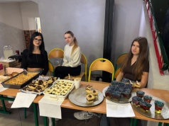Słodki kiermasz i ważne przesłanie w Zespole Szkół nr 1 w Wieluniu