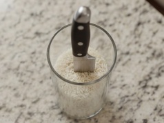 Zamiast kupować ostrzałkę, sięgnij po ryż. Ten domowy sposób zaskakuje skutecznością