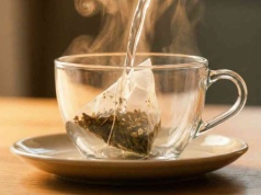 Miliardy cząsteczek w filiżance. Co naprawdę uwalnia torebka herbaty