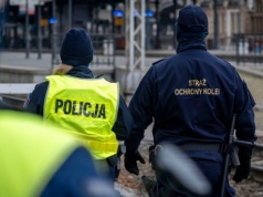 Pięciu mężczyzn zatrzymanych na terenie SKM w Gdyni. Mieli ze sobą 37 puszek farby