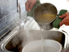 Wylewasz do zlewu? Musisz wiedzieć, czym to grozi