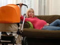 Koniec z 800 plus. Chcą dać ponad 200 tys. zł za urodzenie dziecka, ale kosztem emerytów