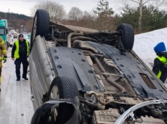 Dachowanie na drodze wojewódzkiej. Kierowcy: służby drogowe zaspały