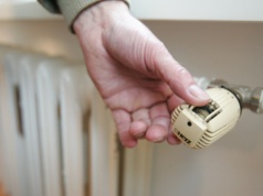 Nagle płacą 300 proc. więcej za ogrzewanie. Emeryci w szoku. "Albo opłaty, albo jedzenie"