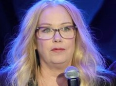 Christina Applegate jest PRZYKUTA DO ŁÓŻKA. Aktorka choruje na stwardnienie rozsiane: "Życie ludzi jest czasami cholernie do d*py"