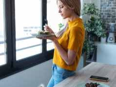 "Szósty zmysł" przy stole? Naukowcy odkryli, że pozycja ciała zmienia smak jedzenia