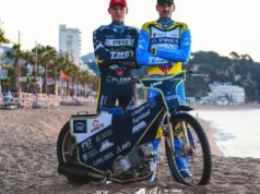 Jak Per Jonsson. W takich strojach toruńscy żużlowcy będą bronić mistrzostwa Polski