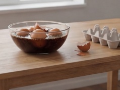 Nie wyrzucaj skorupek, tylko zmieszaj z colą. Domowy trik działa lepiej niż chemia