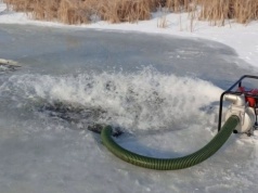 Ryby giną z powodu lodu. „Trwa wyścig z czasem, aby nie dopuścić do katastrofy ekologicznej”