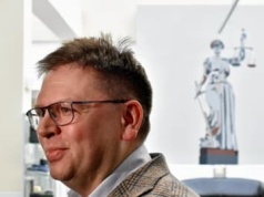 Izba SN nie daje zgody na zarzuty dla Nawackiego za podarcie uchwał. Czyn uznano za mało szkodliwy