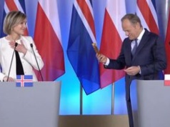 Tusk przekazał premier Islandii drobny prezent. Od razu skomentowała