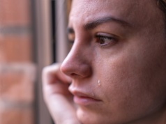 Dorastali, słysząc "dzieci i ryby głosu nie mają". Pokolenie, które nauczyło się milczeć, zanim zdążyło nauczyć się mówić o sobie