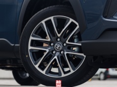 Dlaczego koło czasem ma cztery śruby, a czasem pięć? To nie jest przypadek, a informacja