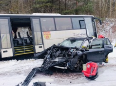 Zderzenie osobówki z autobusem pod Łomżą
