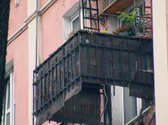 Runął balkon mieszkania. Nikt nie odpowie za śmierć lokatorki
