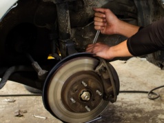 Jeden dźwięk z okolic kół powinien dać do myślenia. Wielu kierowców udaje, że nie słyszy