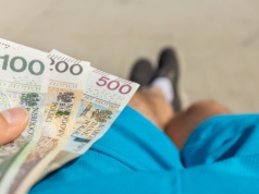 Chcą zlikwidować 800 plus i dać w zamian 200 tys. zł. "Kolejne rozdawnictwo"