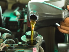 Wymiana oleju tylko na podstawie przebiegu może być błędem. Wielu zapomina o kryterium czasu
