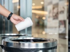 Kubek po kawie wyrzucaj do tego kosza. Wiedziałeś o tym?