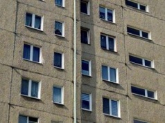 Emerytka wynajęła mieszkanie. Teraz spłaca długi "dzikich lokatorów"