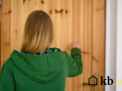 Kontrola z urzędu pod bramą. W tych przypadkach urzędnik ma prawo wejść na Twoją posesję