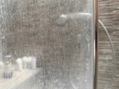 Koniec z białym nalotem na szybie. Płyn spod zlewu rozpuszcza kamień w kilka minut