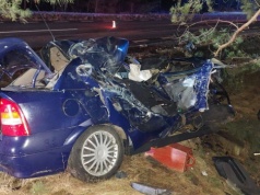 Czołowe zderzenie osobówki z ciężarówką. Zmiażdżony opel