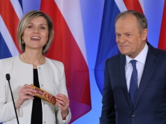 Tusk jak Trzaskowski? Wręczył premier Islandii... Prince-Polo