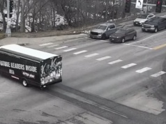 Dwaj kierowcy czekali na skrzyżowaniu na zmianę świateł. Nagle zapadła się ziemia