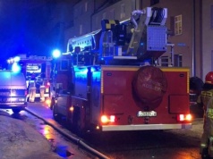 Tragiczny, nocny pożar w miejscowości Łomna. Strażacy wynieśli z płomieni dwie osoby