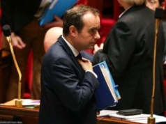 Rząd Francji przetrwał. Utrzymał się po wnioskach o wotum nieufności