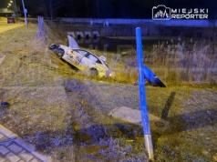 Poważne zderzenie na Bemowie. Przewóz osób wpadł do zbiornika retencyjnego