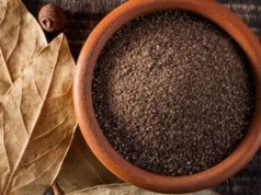 W Turcji sypie się do mięs, farszów i ryżu. U nas znana jako "kulki" do zupy