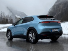 Changan Deepal S05 debiutuje w Polsce. Po co mu wyświetlacz na słupku?